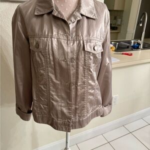 Chicos short satin finish “Levi” style jacket with /pockets perfect for holiday.